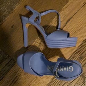 Size 8.5 Gianni heels blue